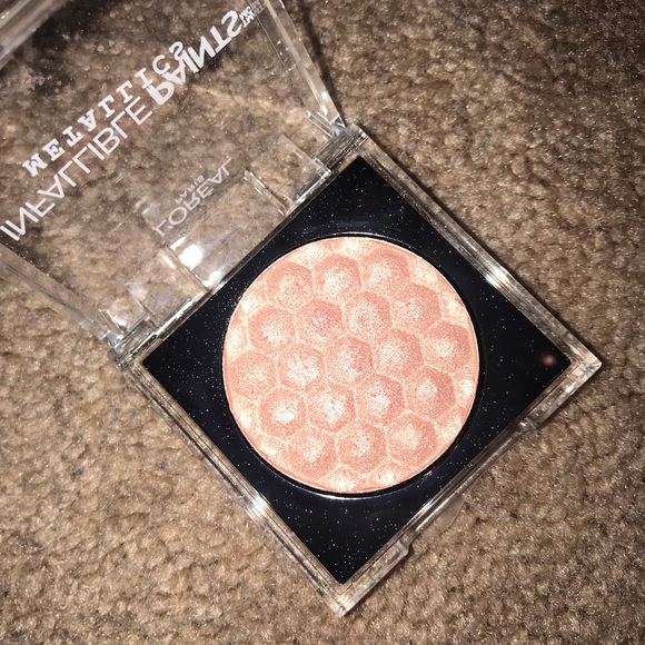 Metallic Eyeshadow - Picture 2 of 3